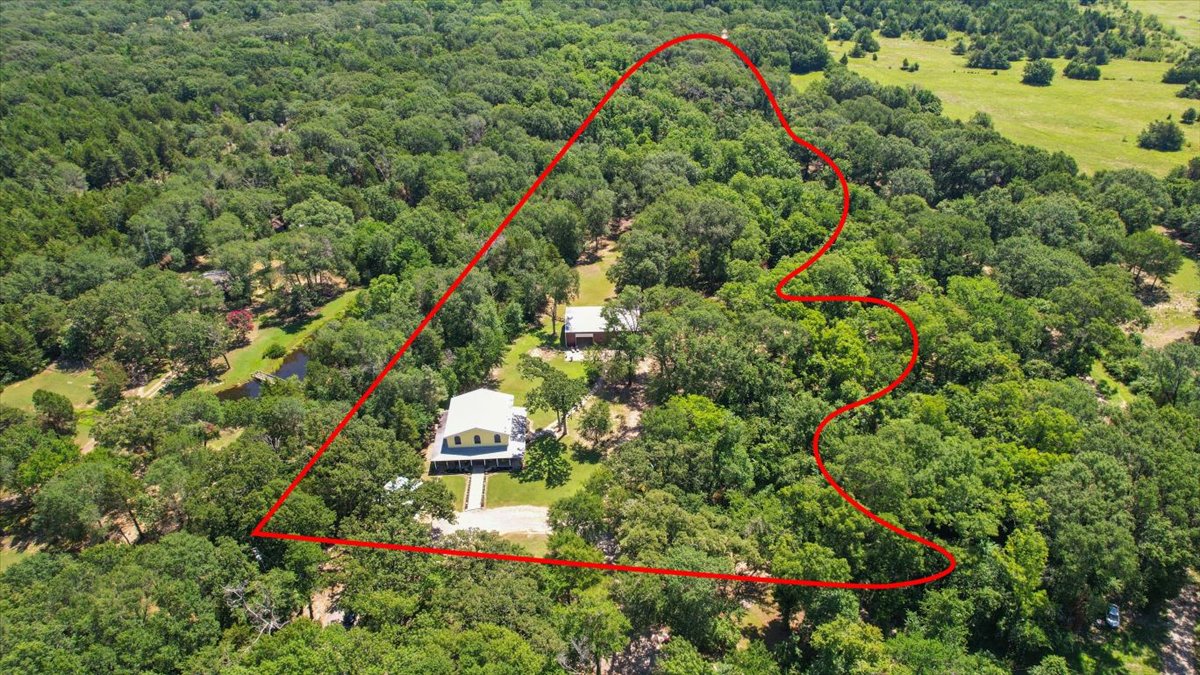 Bonham, Texas, 75418, United States, 6 Bedrooms Bedrooms, ,3 BathroomsBathrooms,Residential,For Sale,1983606