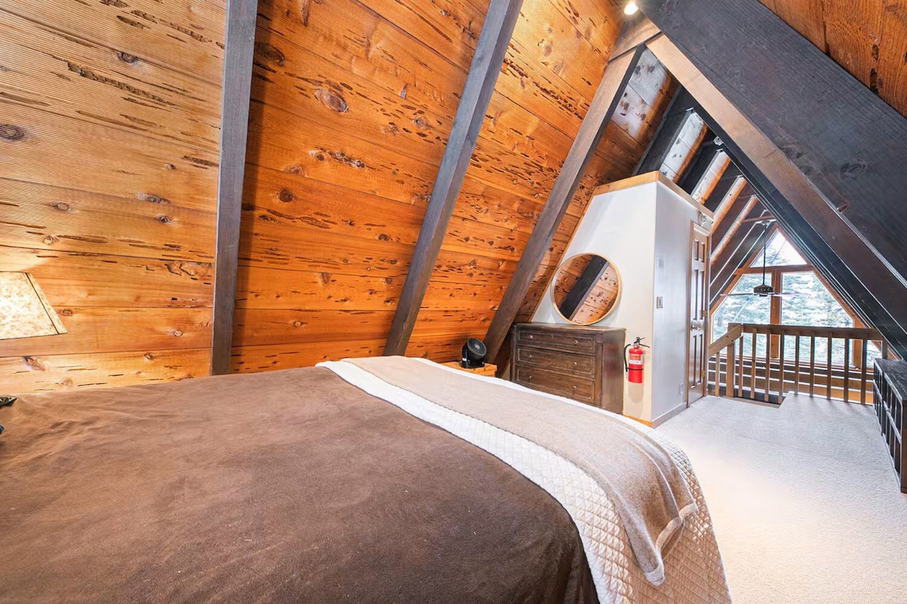  Iconic, Updated A-frame Steps from Trails with Private Beach Membership - 物件實景