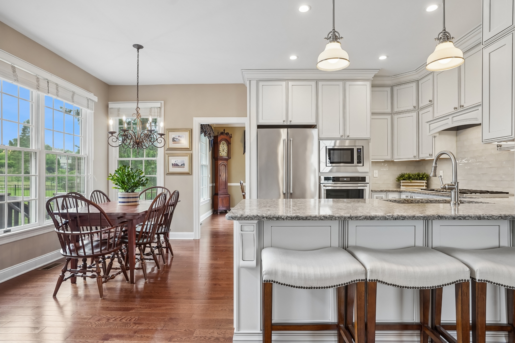  ?Staats Farm? Colonial Blends Classic Charm with Modern Updates - 物件實景