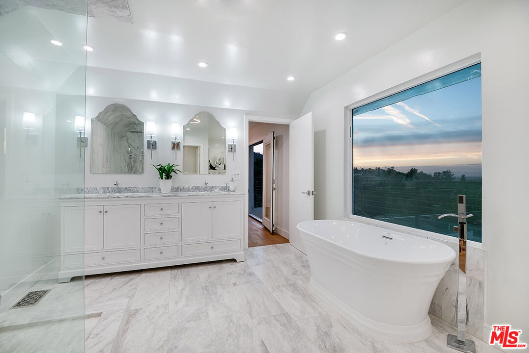 Los Angeles, California, 90068, United States, 6 Bedrooms Bedrooms, ,7 BathroomsBathrooms,Residential,For Sale,1840011