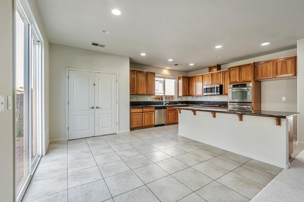 Pittsburg, California, 94565, United States, 6 Bedrooms Bedrooms, ,5 BathroomsBathrooms,Residential,For Sale,1791756