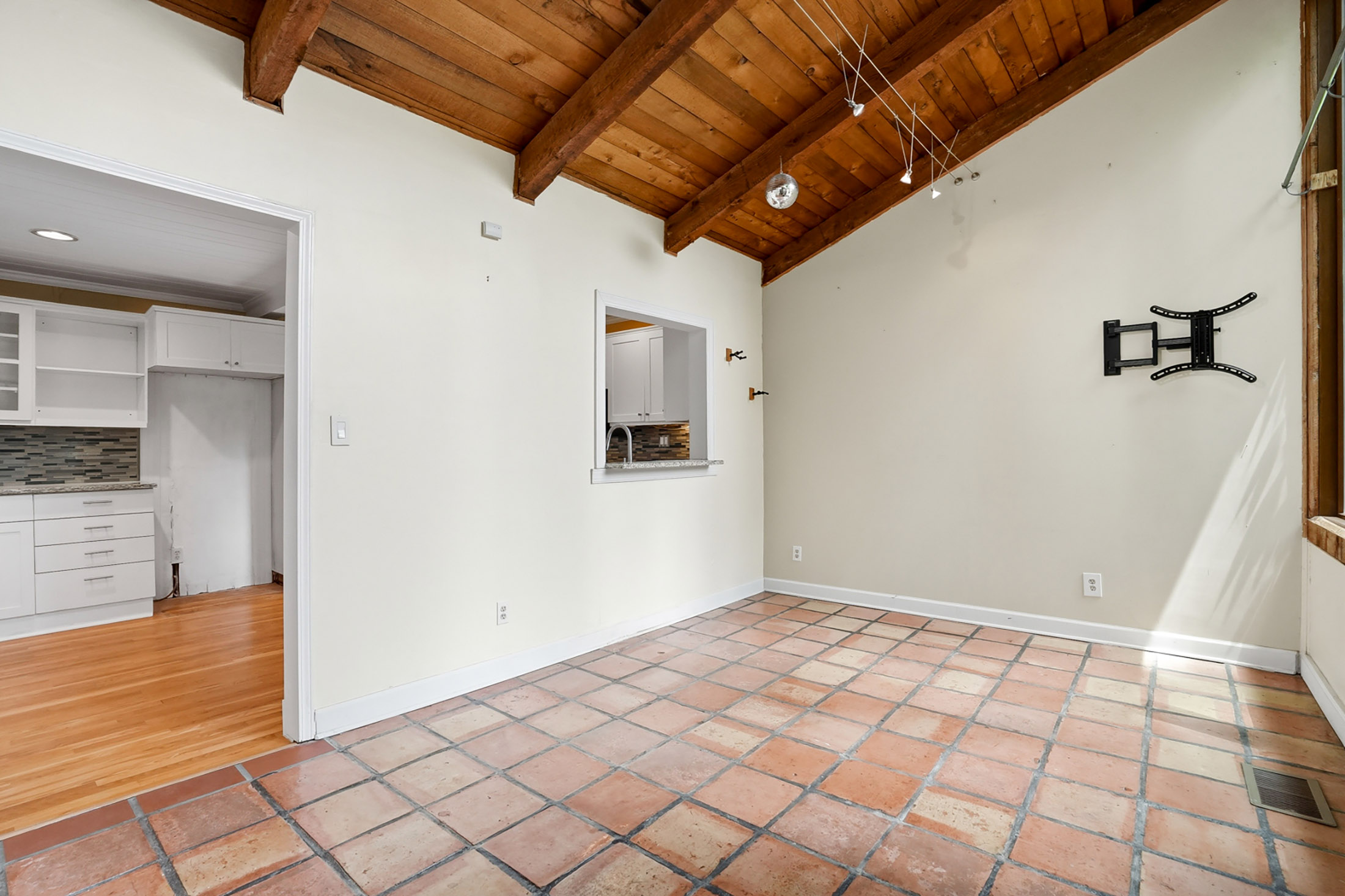  Charming Bungalow Tucked in Sought-After Lavista Park - 物件實景
