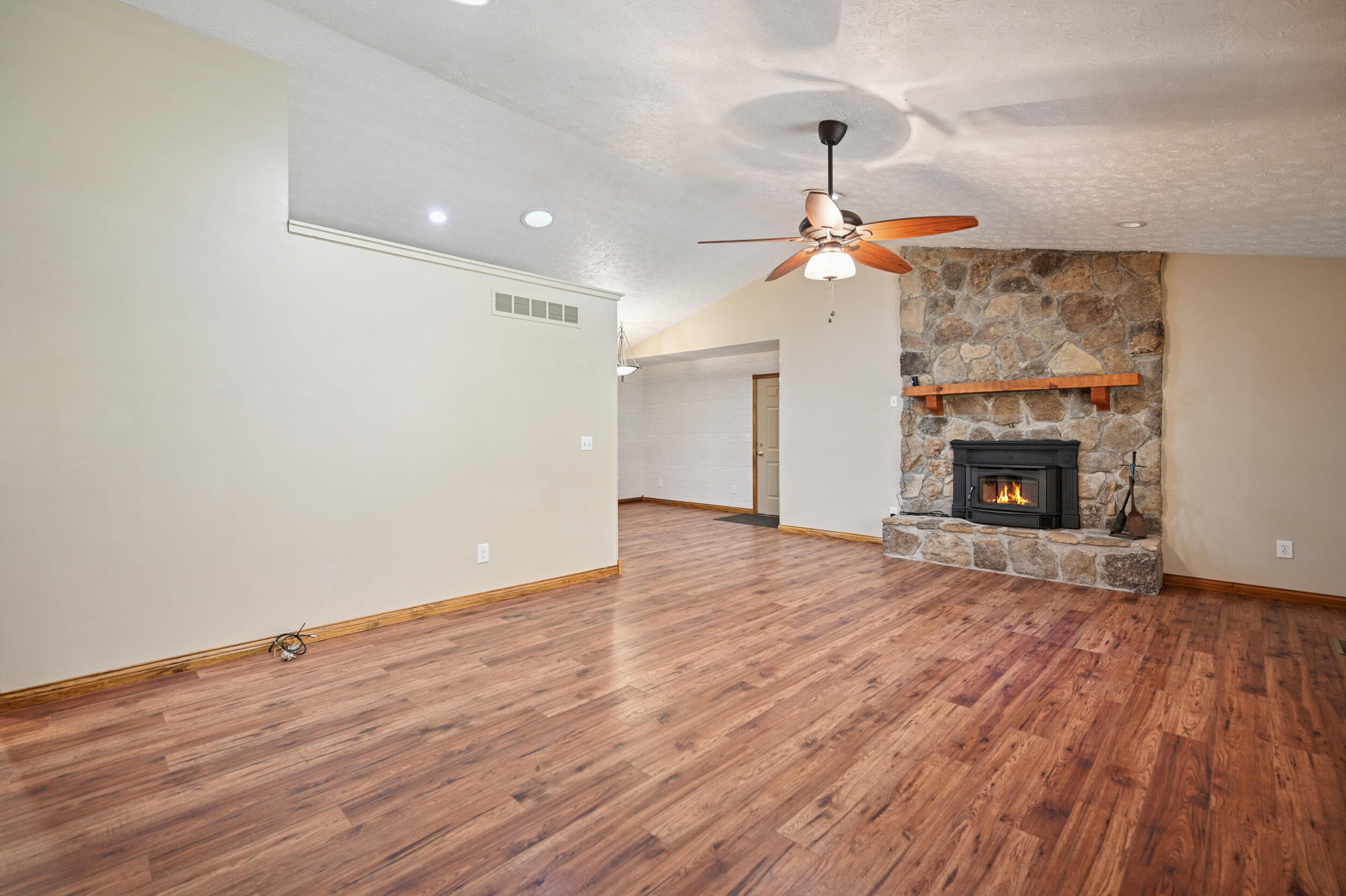 Burlington, Kentucky, 41005, United States, 3 Bedrooms Bedrooms, ,2 BathroomsBathrooms,Residential,For Sale,1989647