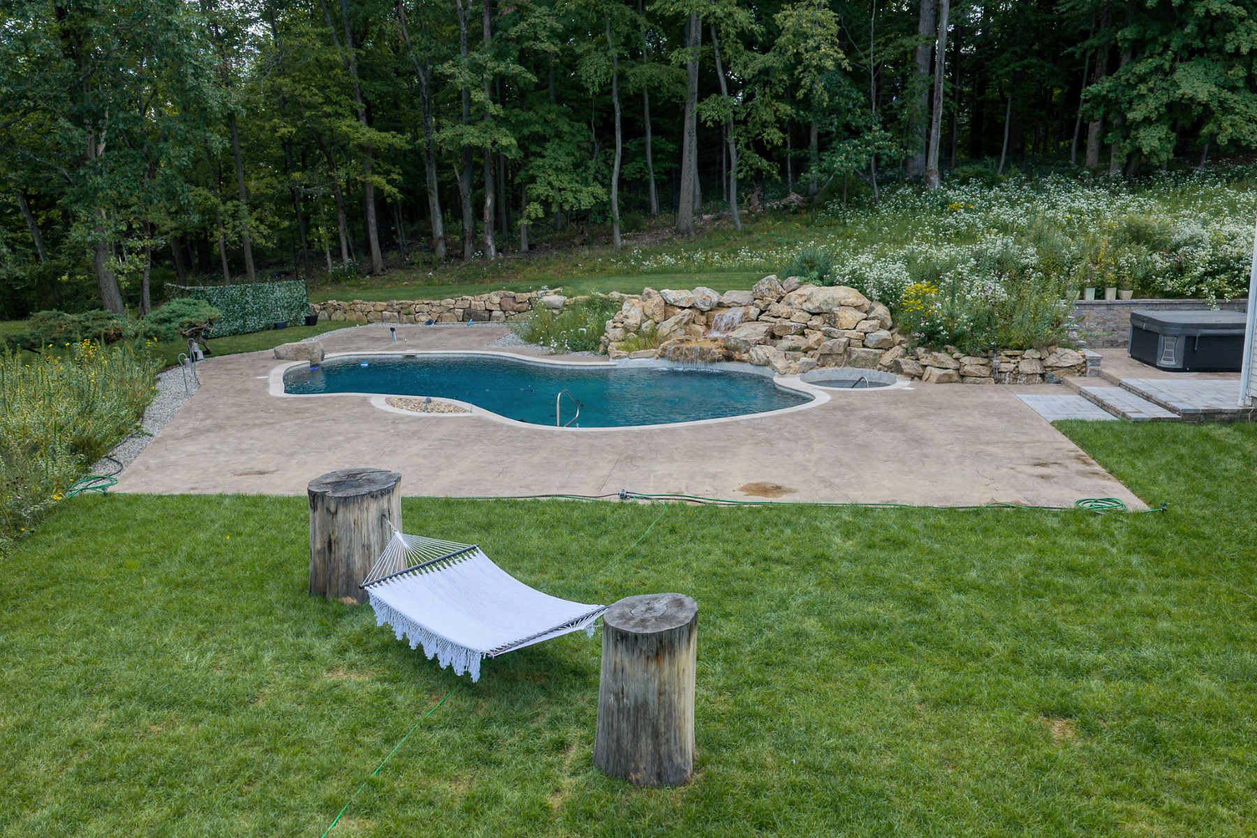  Updated Custom Colonial Home Brings Private Natural Setting Into Daily Life - 物件實景
