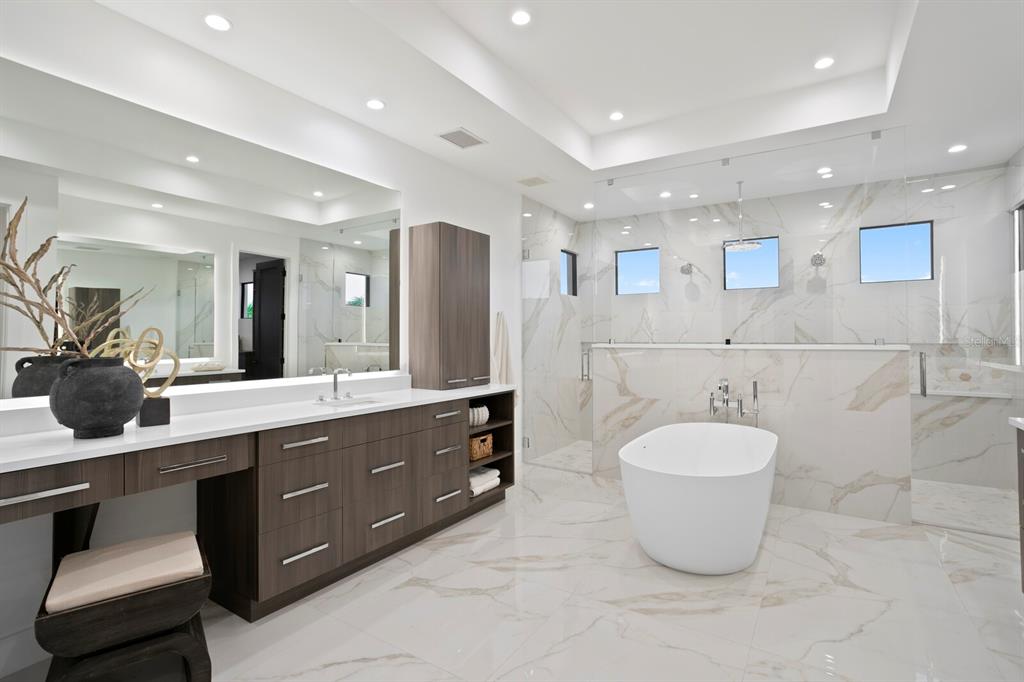 St Petersburg, Florida, 33703, United States, 5 Bedrooms Bedrooms, ,6 BathroomsBathrooms,Residential,For Sale,1856126