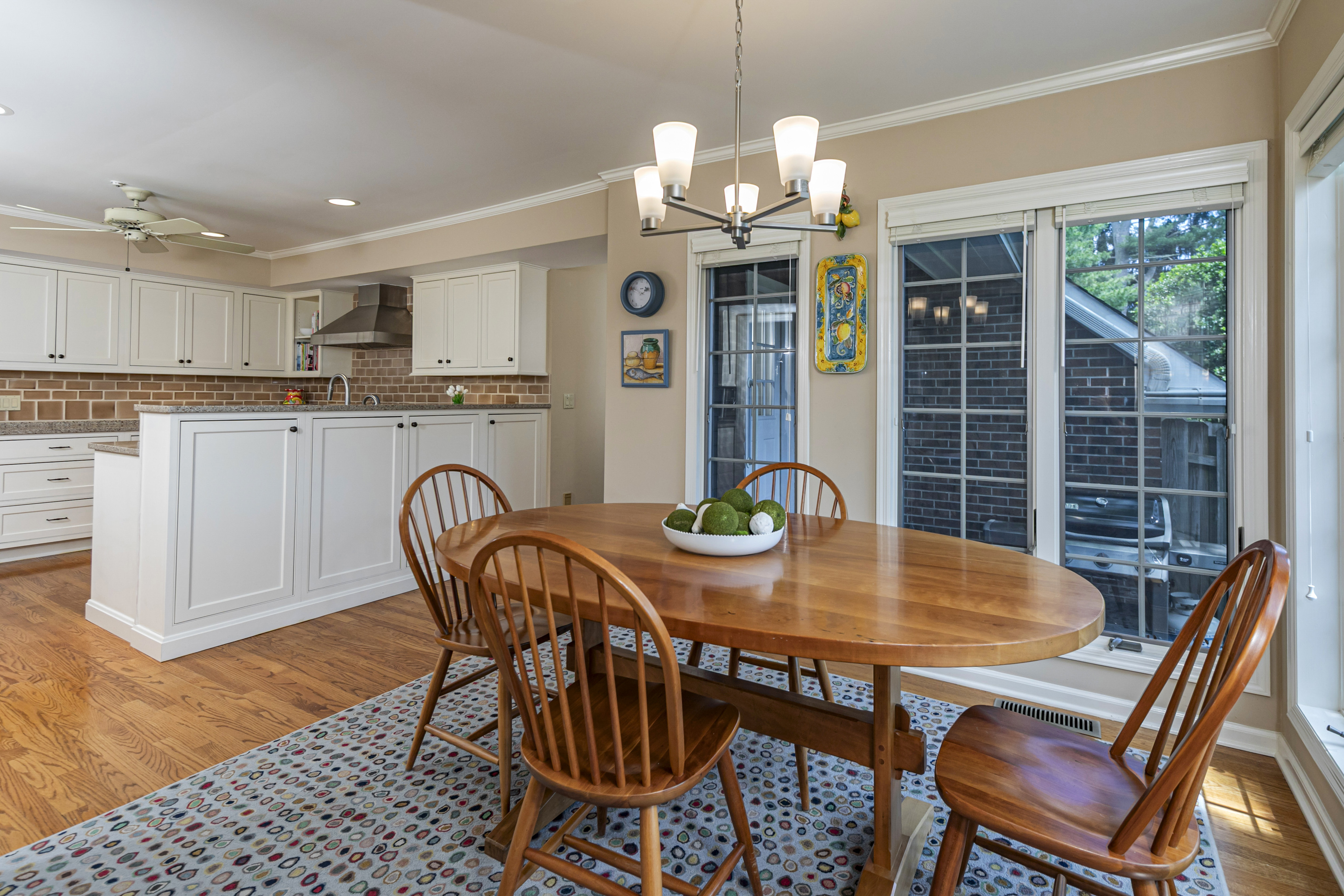  Stand-Out Home in The Glen Features Pastoral Views and Soaring Ceilings - 物件實景