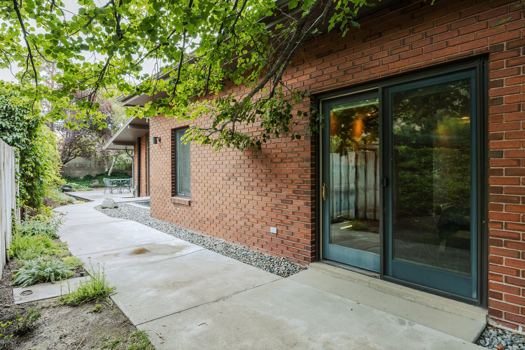  In the Tree Midcentury Modern Backing up to Shoreline Trail - 物件實景