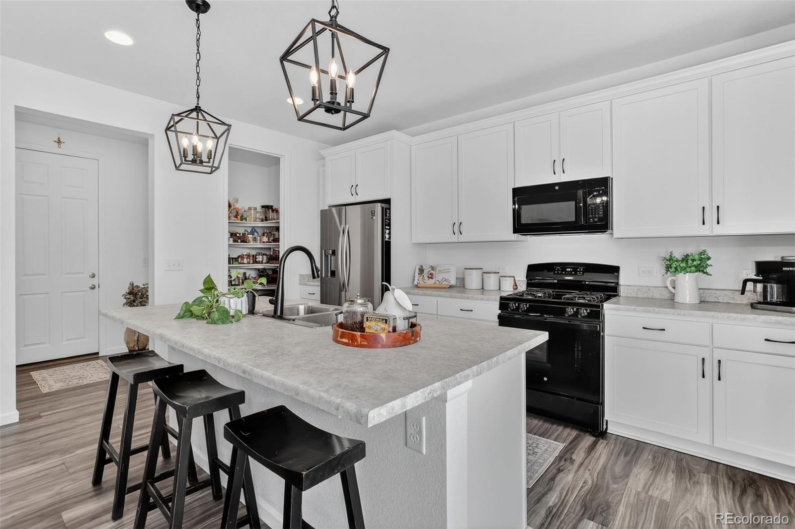 Castle Rock, Colorado, 80104, United States, 3 Bedrooms Bedrooms, ,2 BathroomsBathrooms,Residential,For Sale,1967525