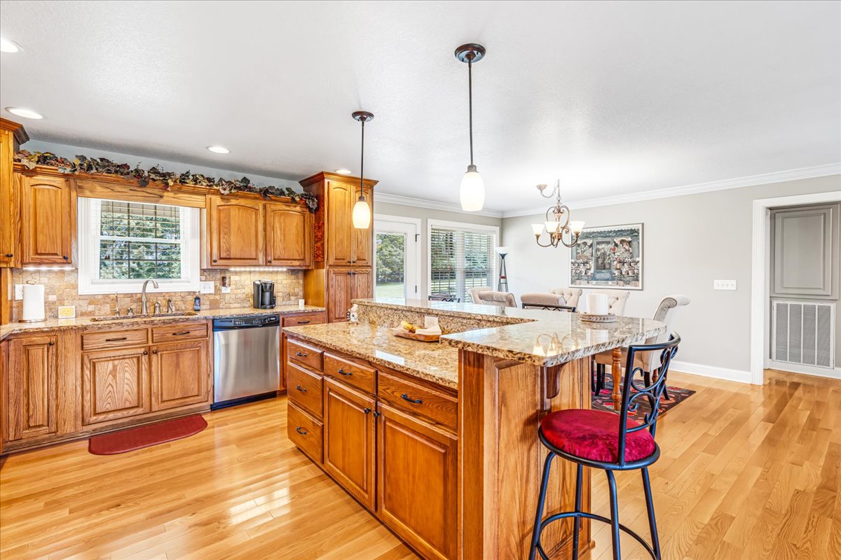Winchester, Tennessee, 37398, United States, 4 Bedrooms Bedrooms, ,2 BathroomsBathrooms,Residential,For Sale,1921635