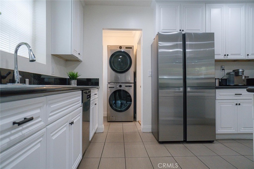 Los Angeles, California, 90043, United States, 3 Bedrooms Bedrooms, ,2 BathroomsBathrooms,Residential,For Sale,1981905