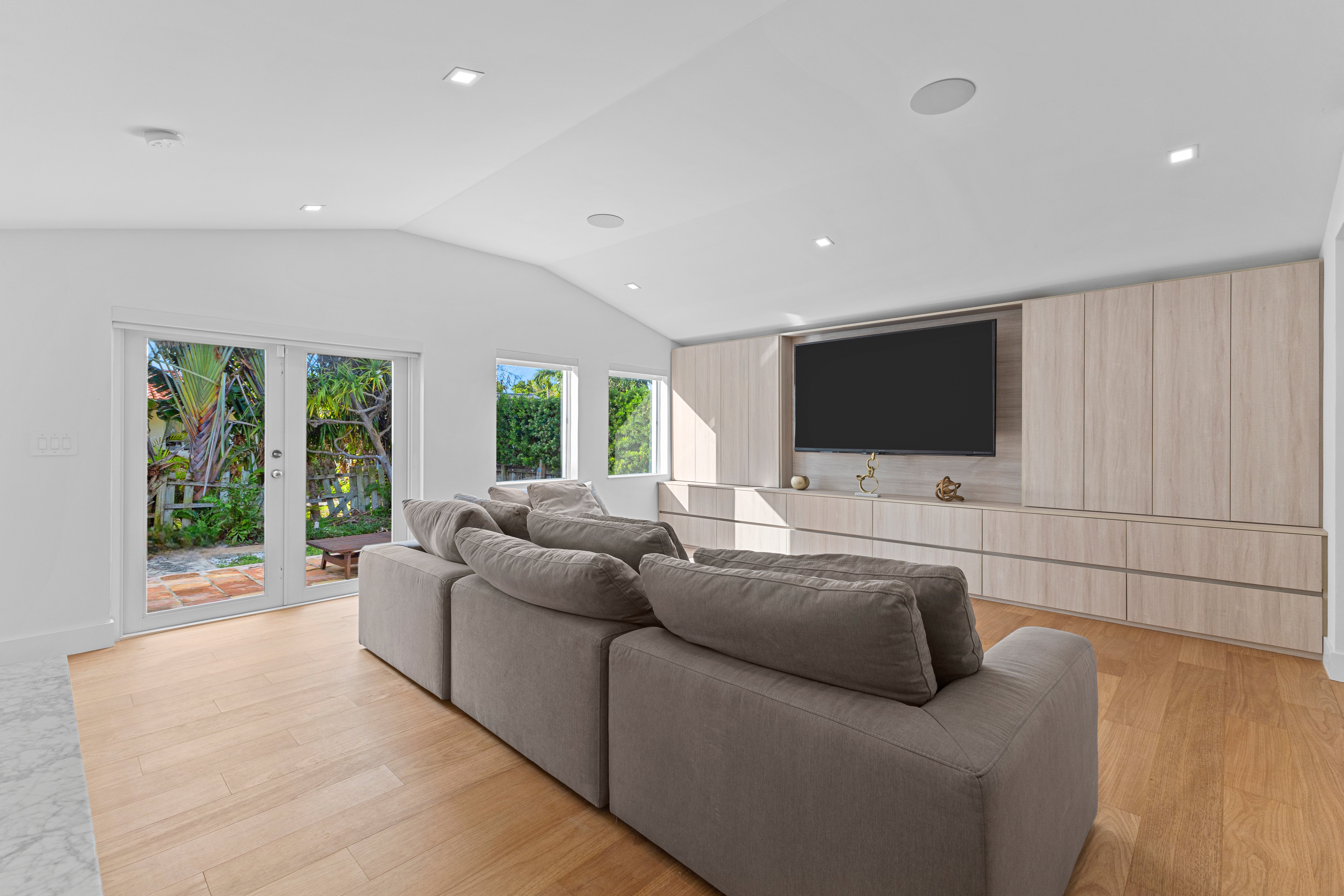  8926 Emerson Ave, Surfside, FL, 33154 - 物件實景
