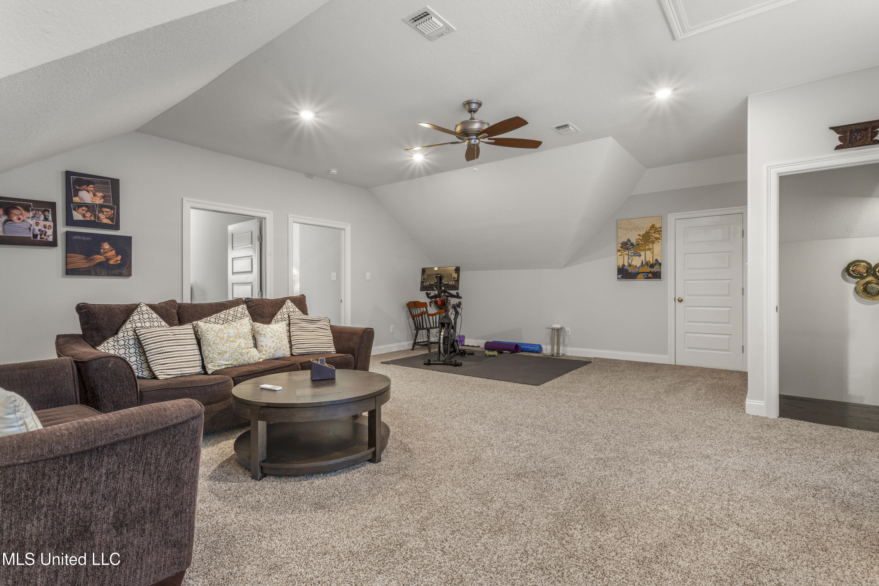 Ocean Springs, Mississippi, 39564, United States, 5 Bedrooms Bedrooms, ,3 BathroomsBathrooms,Residential,For Sale,1805037