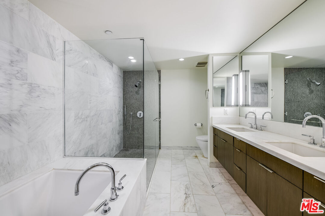 Santa Monica, California, 90401, United States, 2 Bedrooms Bedrooms, ,2 BathroomsBathrooms,Residential,For Sale,2001911