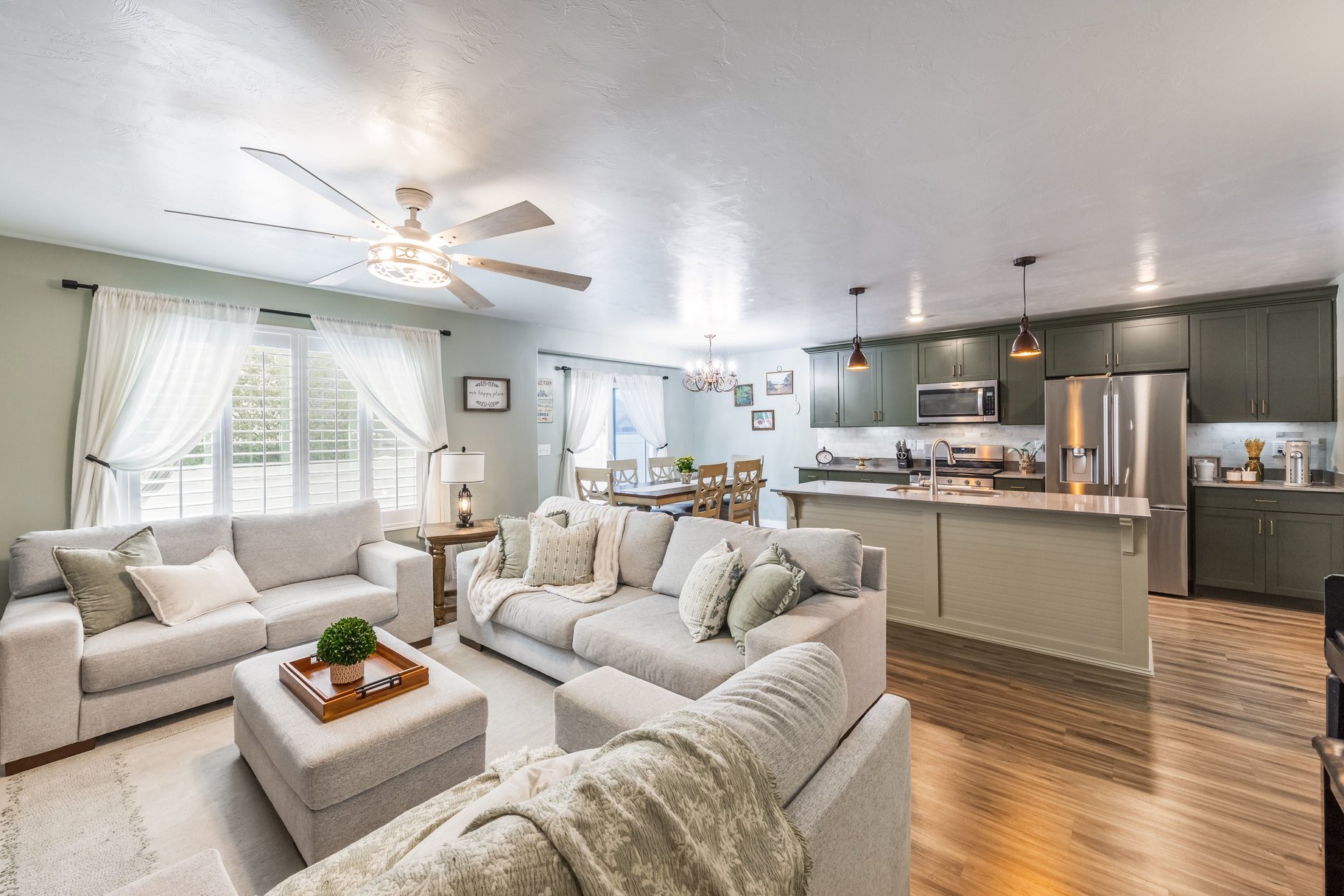  Standout Townhome with Finished Basement & Extras - 物件實景