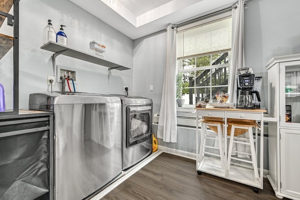 Webster, Massachusetts, 01570, United States, 3 Bedrooms Bedrooms, ,2 BathroomsBathrooms,Residential,For Sale,1937181