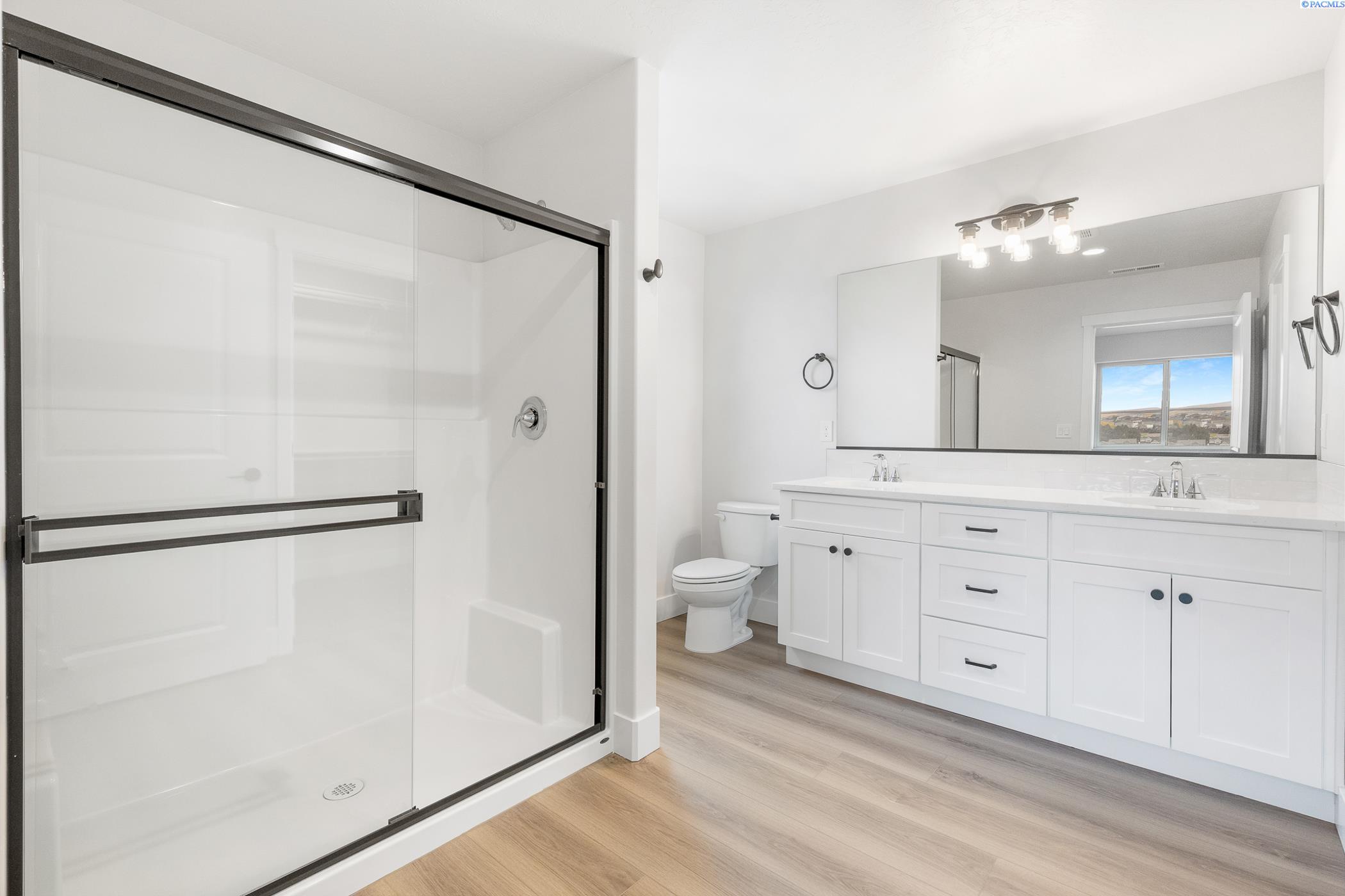 Kennewick, Washington, 99338, United States, 4 Bedrooms Bedrooms, ,1 BathroomBathrooms,Residential,For Sale,1988920