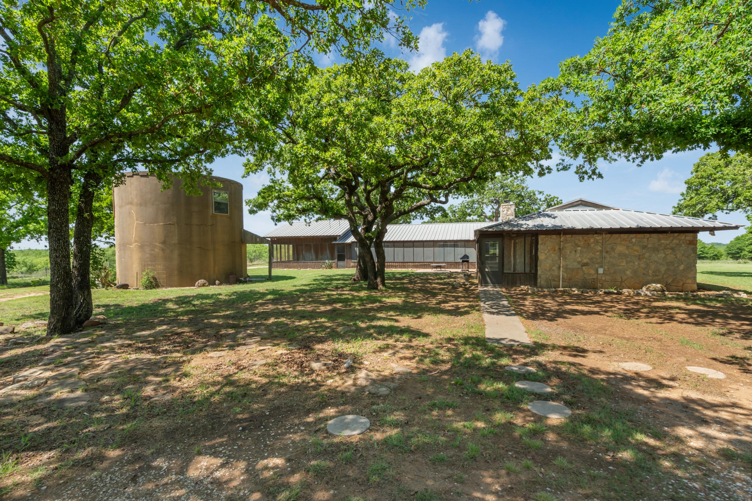  Ranch Style Rock Home on Private 80 Acres - 物件實景