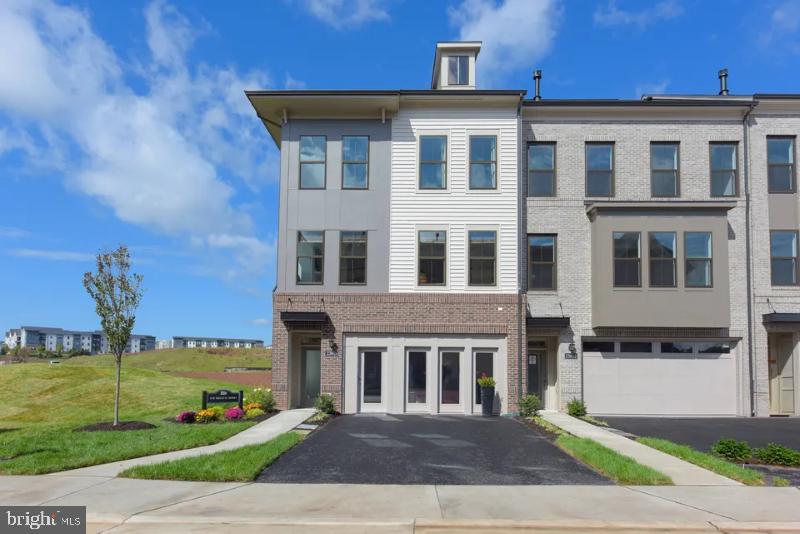 Ashburn, Virginia, 20148, United States, 3 Bedrooms Bedrooms, ,4 BathroomsBathrooms,Residential,For Sale,1943358
