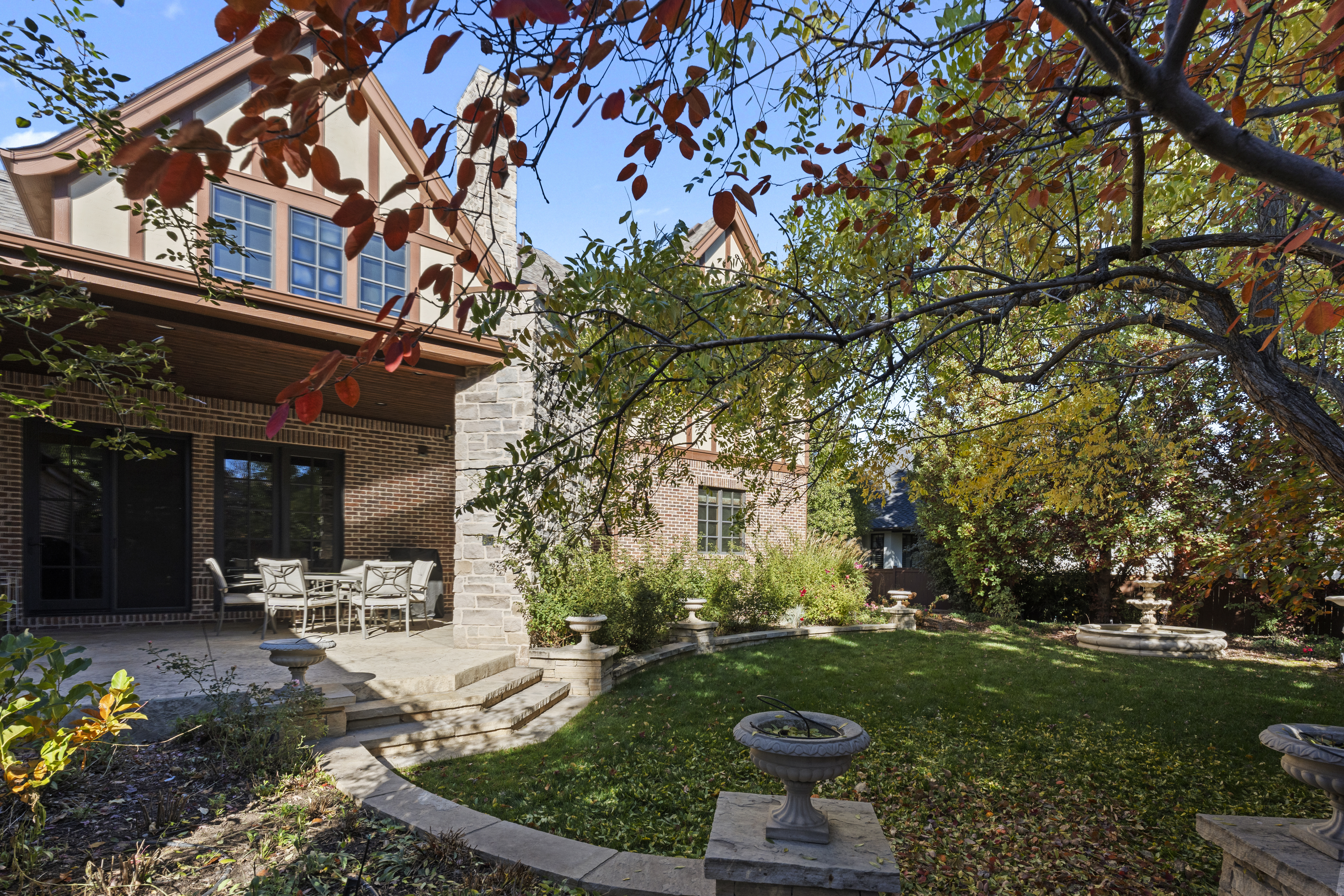  LUXURY LIVING IN LOWRY TIMELESS ENGLISH TUDOR EXPANSIVE LOT ON 6TH AVENUE PKWY - 物件實景