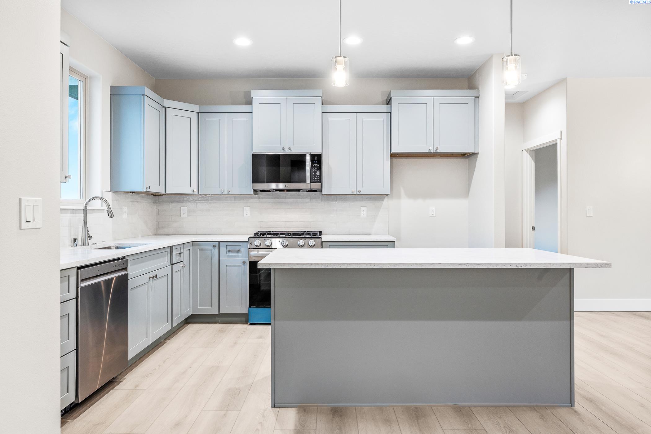 Kennewick, Washington, 99338, United States, 4 Bedrooms Bedrooms, ,2 BathroomsBathrooms,Residential,For Sale,1987872