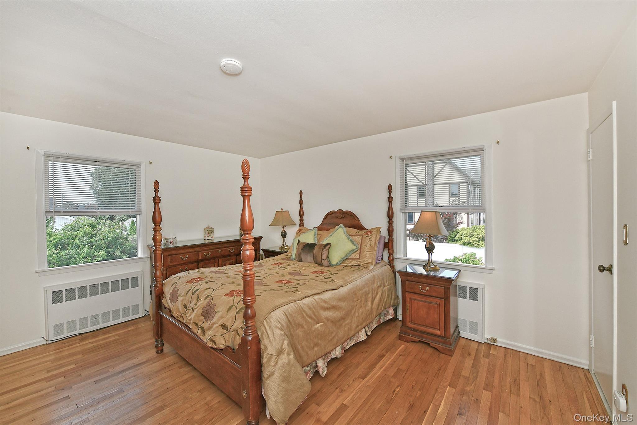 Hicksville, New York, 11801, United States, 3 Bedrooms Bedrooms, ,3 BathroomsBathrooms,Residential,For Sale,1932624