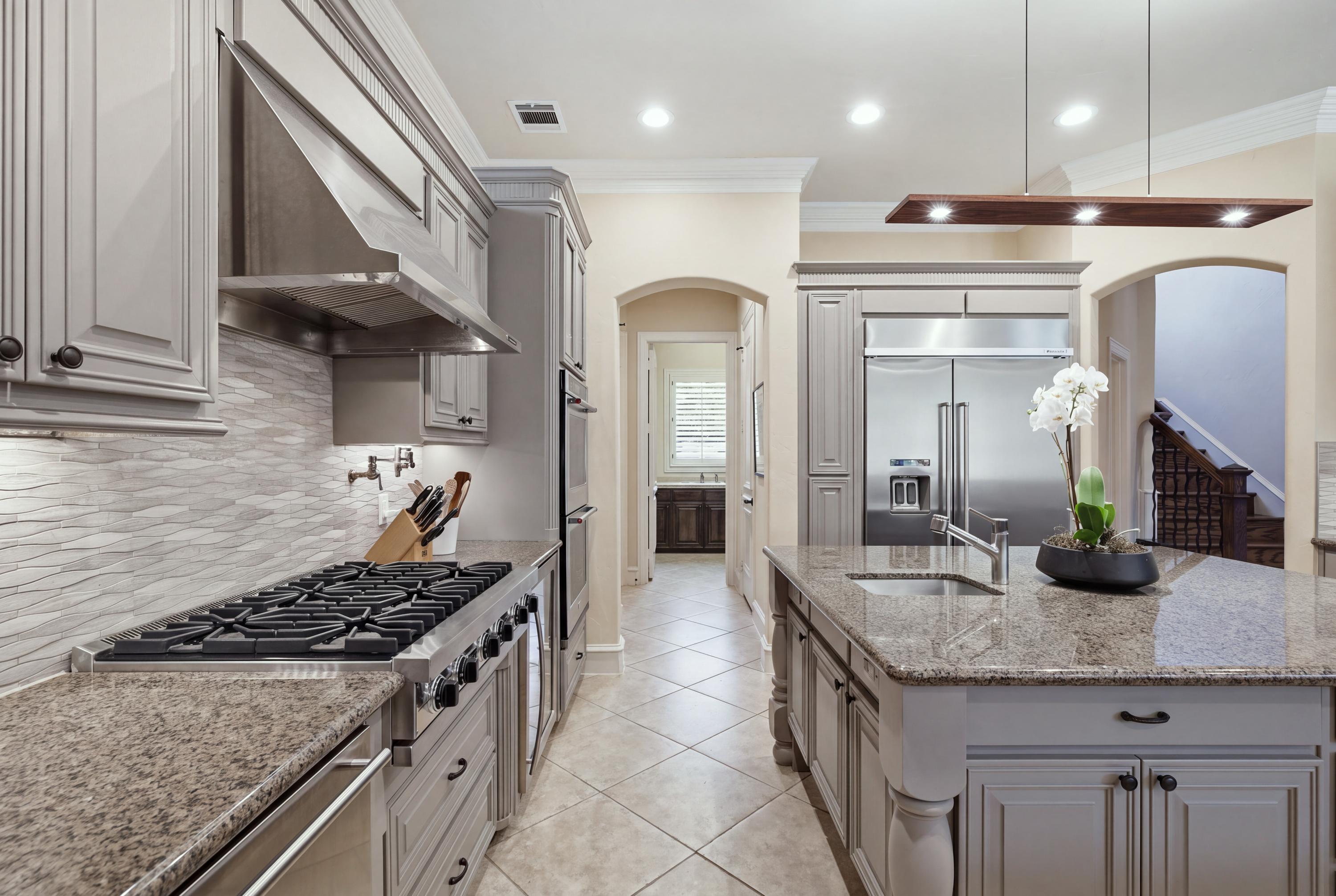  Preston Hollow Home with Pool, Primary Suite Down, 3-Car Garage & Solar - 物件實景