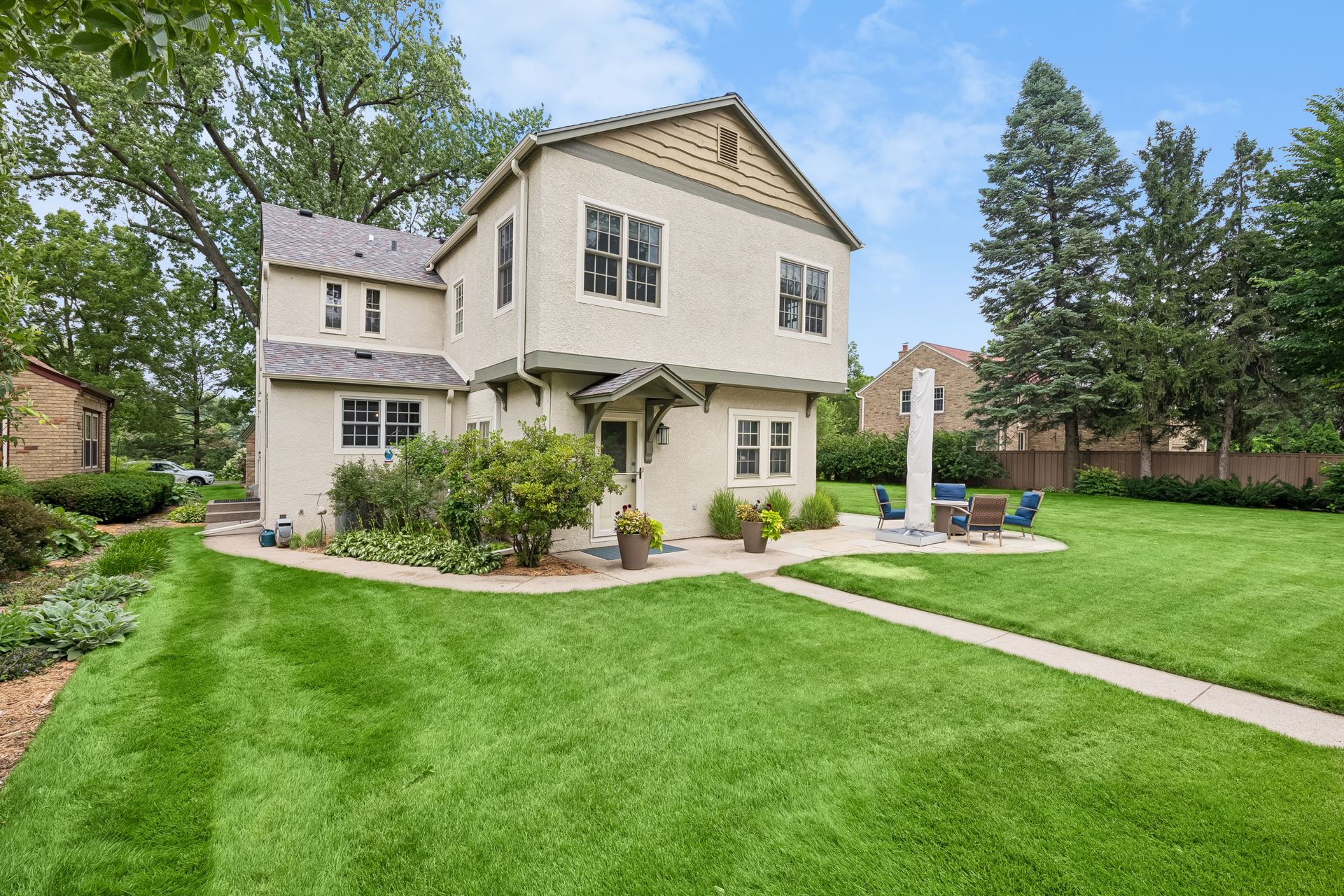  Thoughtfully Updated Tudor on a Rare Oversized Lot - 物件實景
