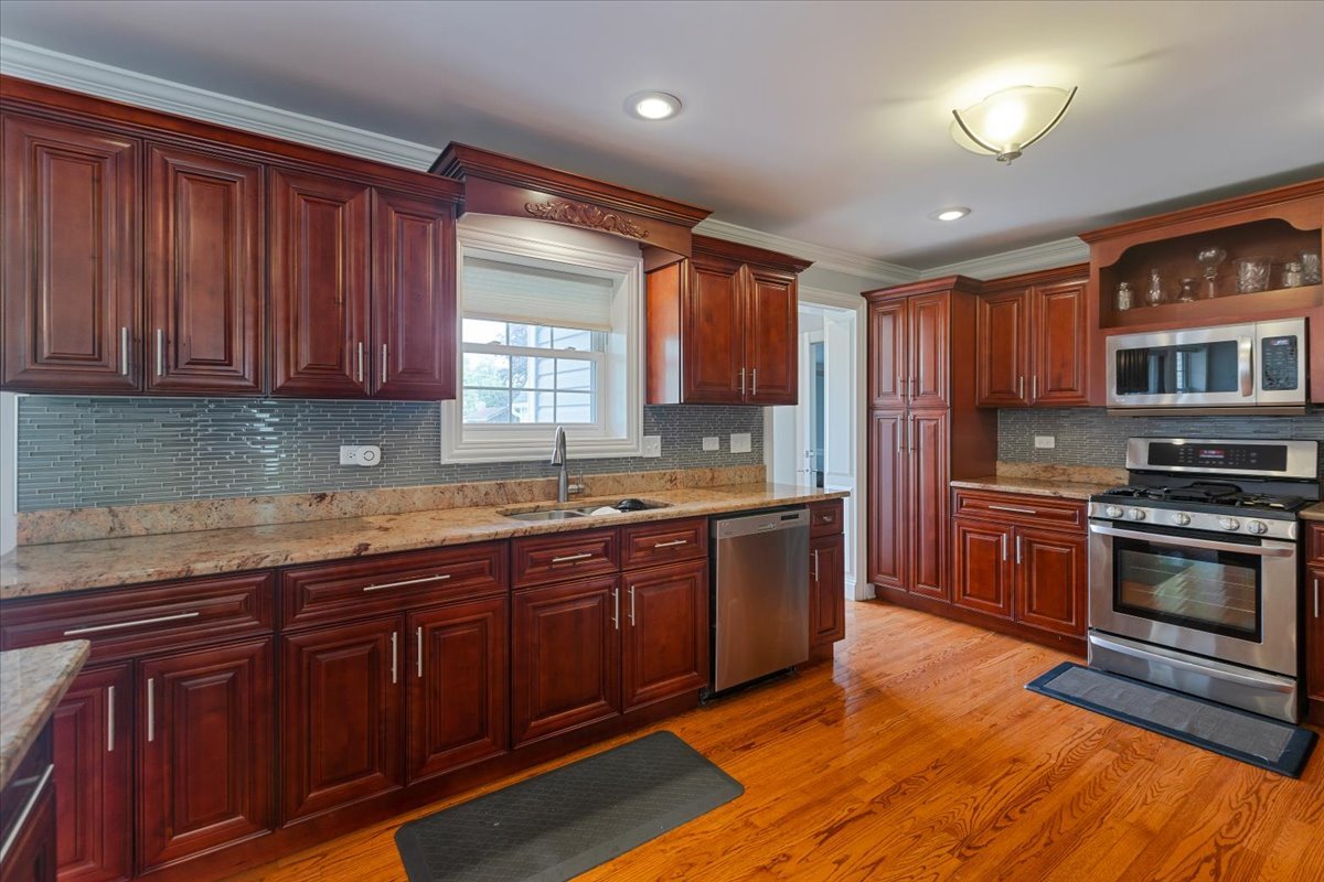 Lombard, Illinois, 60148, United States, 4 Bedrooms Bedrooms, ,4 BathroomsBathrooms,Residential,For Sale,1900568