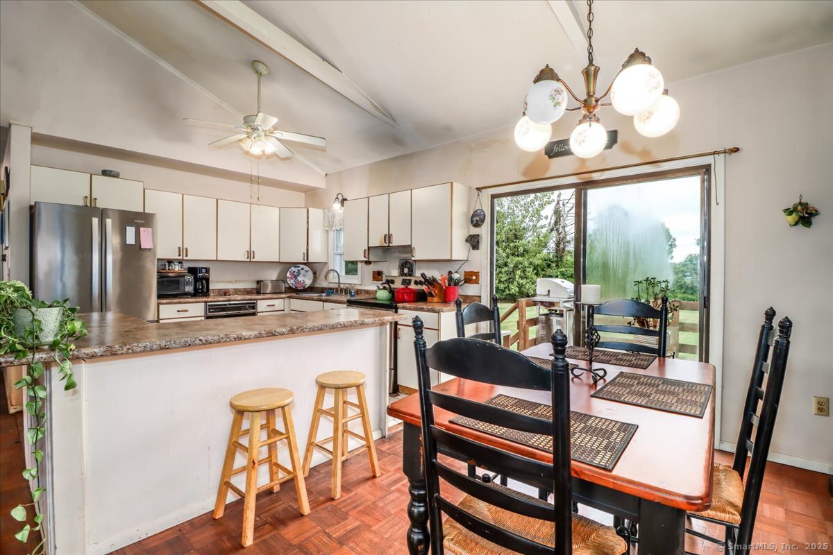 Brookfield, Connecticut, 06804, United States, 3 Bedrooms Bedrooms, ,3 BathroomsBathrooms,Residential,For Sale,1948601