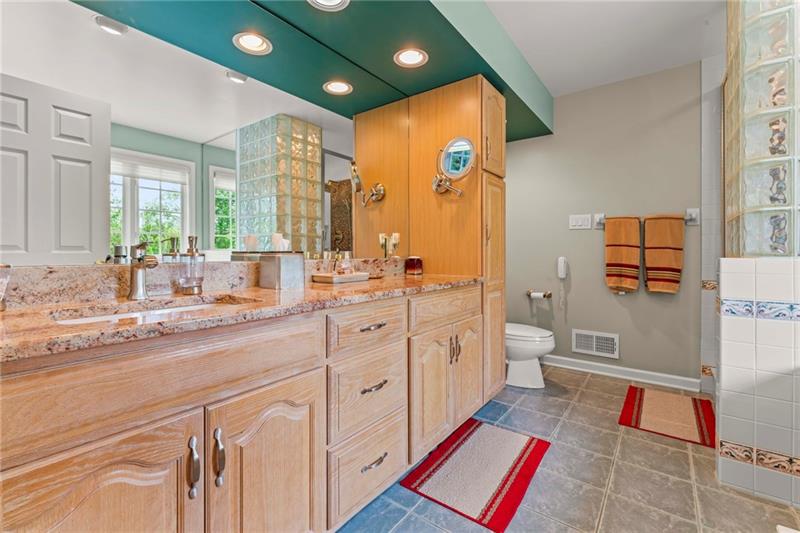 Venetia, Pennsylvania, 15367, United States, 4 Bedrooms Bedrooms, ,5 BathroomsBathrooms,Residential,For Sale,1872304