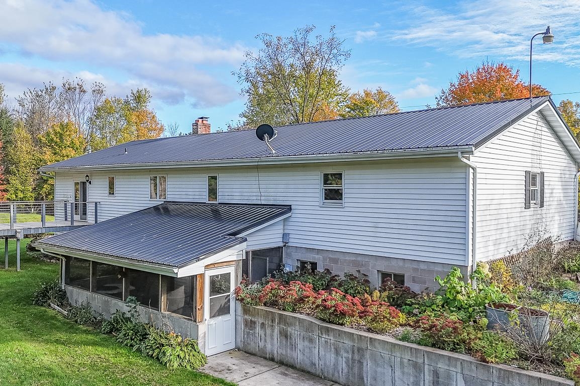 New London, Wisconsin, 54961-8021, United States, 4 Bedrooms Bedrooms, ,2 BathroomsBathrooms,Residential,For Sale,1984435