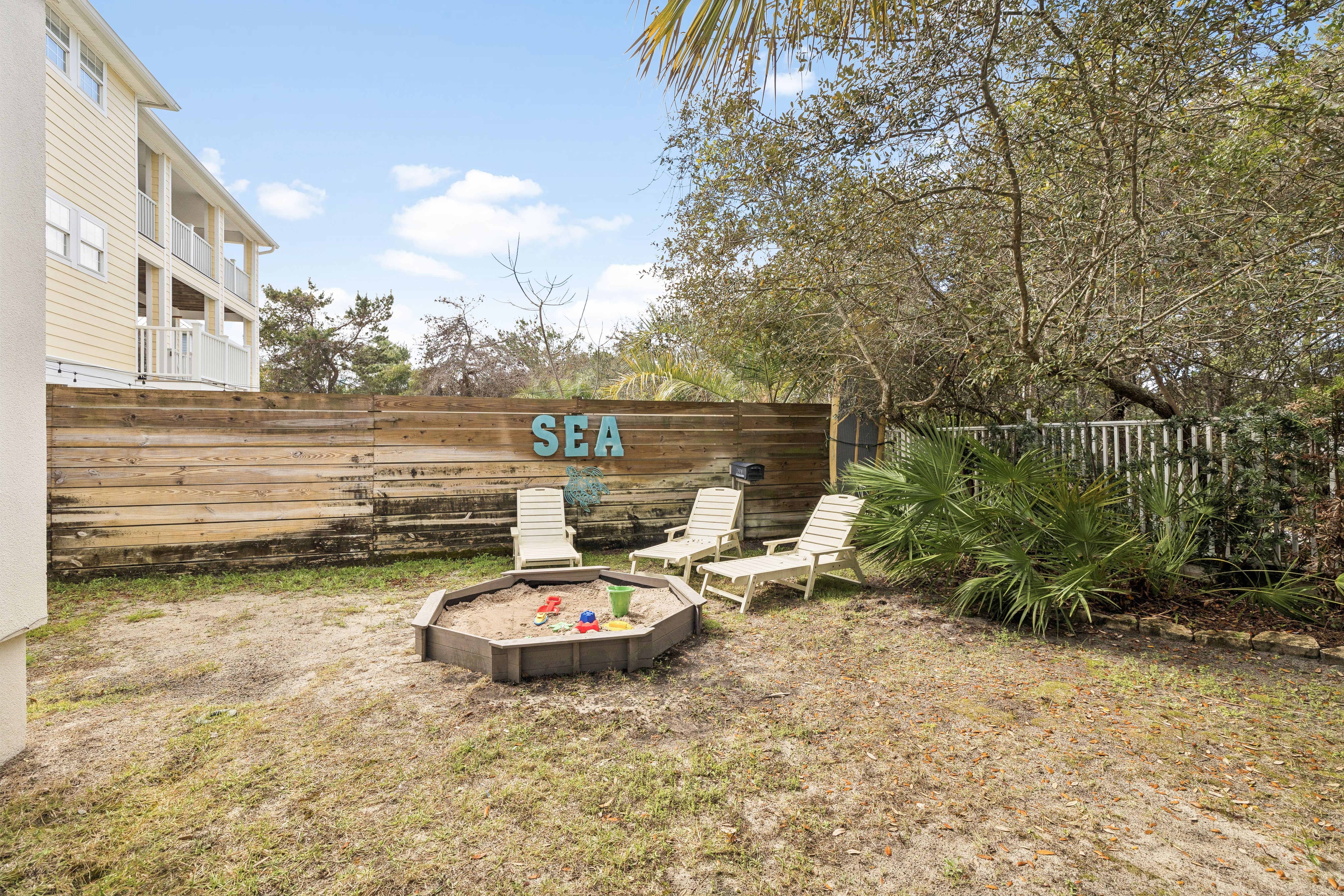  Updated Coastal Retreat With Courtyard Pool And Carriage House - 物件實景