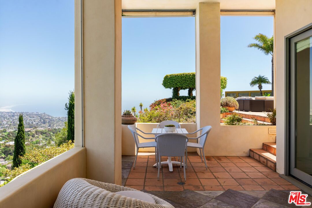 Pacific Palisades, California, 90272, United States, 4 Bedrooms Bedrooms, ,2 BathroomsBathrooms,Residential,For Sale,1770890