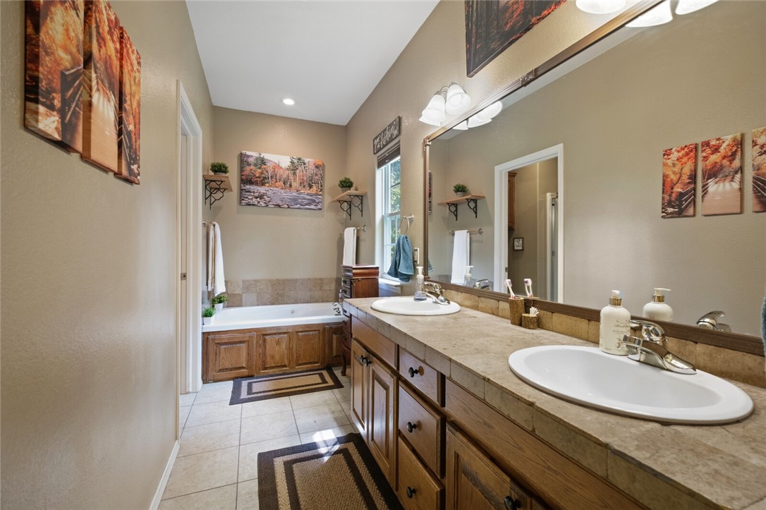 Bella Vista, Arkansas, 72714, United States, 4 Bedrooms Bedrooms, ,3 BathroomsBathrooms,Residential,For Sale,1949126