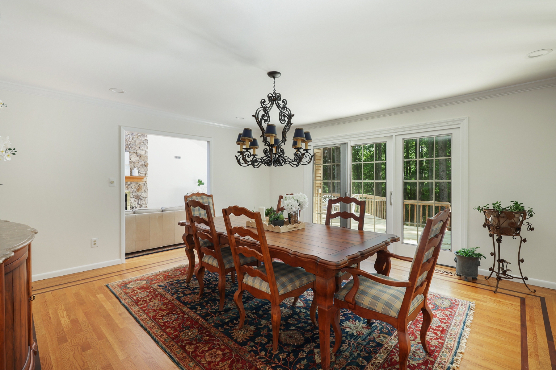  Spacious Living, Thoughtful Updates and Desirable Location - 物件實景
