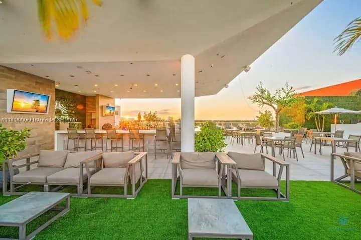 Hollywood, Florida, 33019, United States, 2 Bedrooms Bedrooms, ,1 BathroomBathrooms,Residential,For Sale,1850092