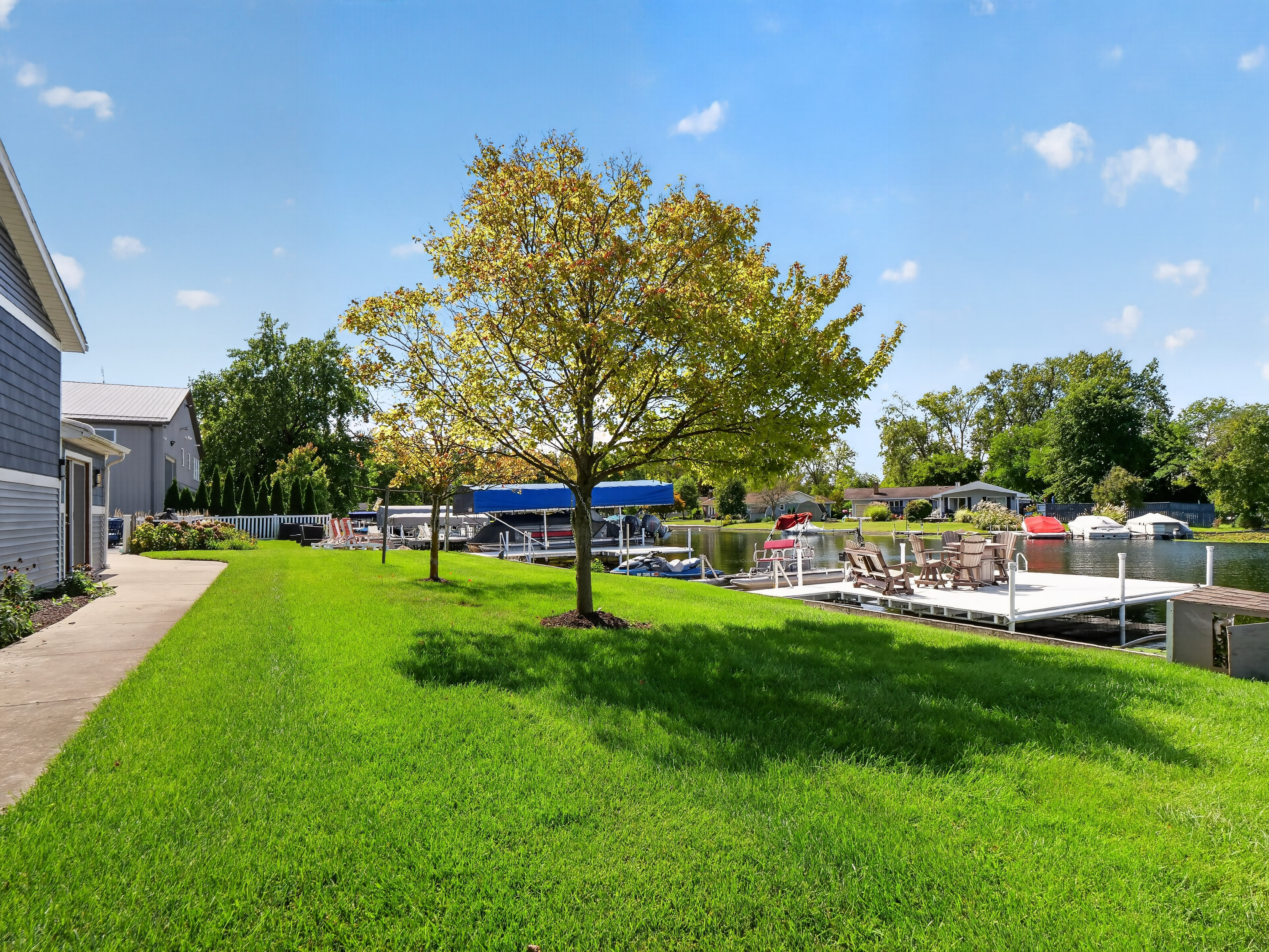  5 Bedroom Home with Lake Wawasee Channel Frontage - 物件實景