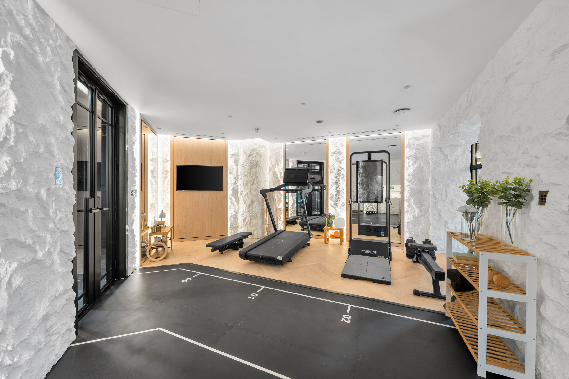  A six-bedroom St George’s Hill house with a private spa and rising-floor pool - 物件實景