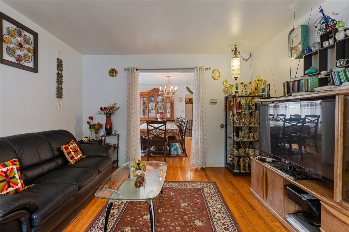 Chicago, Illinois, 60645, United States, 3 Bedrooms Bedrooms, ,3 BathroomsBathrooms,Residential,For Sale,1976245