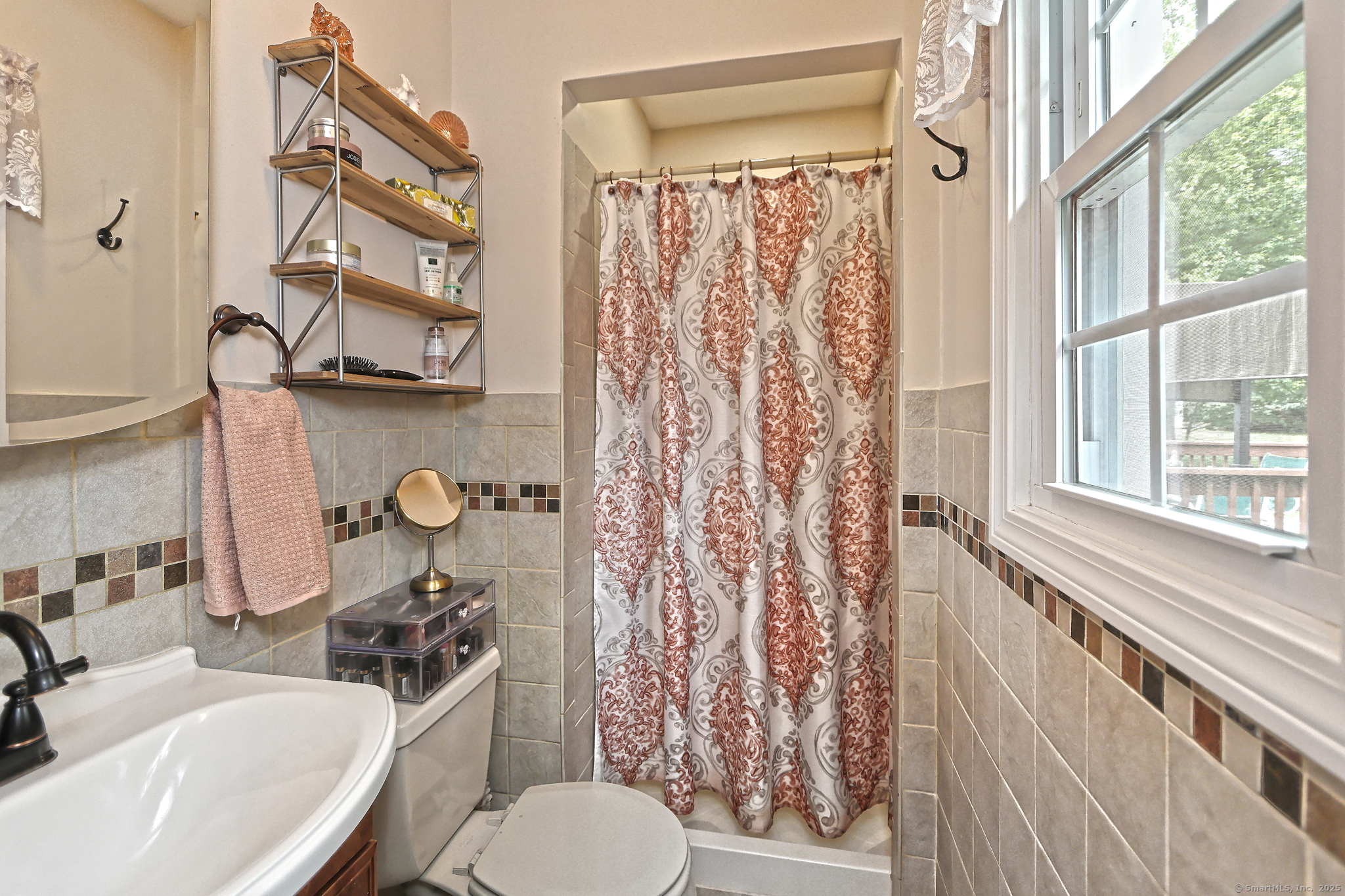 Milford, Connecticut, 06460, United States, 3 Bedrooms Bedrooms, ,3 BathroomsBathrooms,Residential,For Sale,1933259