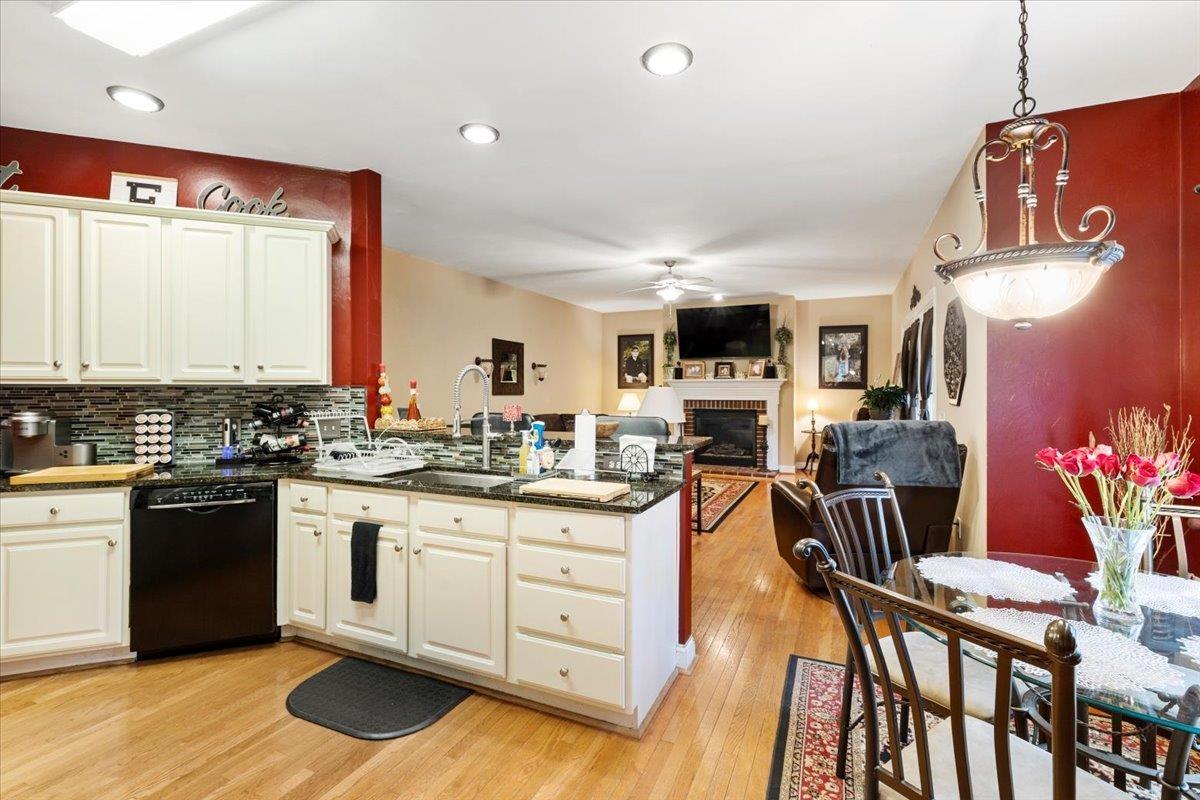 Blacksburg, Virginia, 24060, United States, 5 Bedrooms Bedrooms, ,4 BathroomsBathrooms,Residential,For Sale,1828215