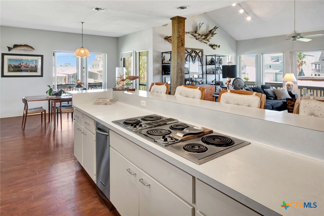 Port O'Connor, Texas, 77982, United States, 5 Bedrooms Bedrooms, ,3 BathroomsBathrooms,Residential,For Sale,1989061