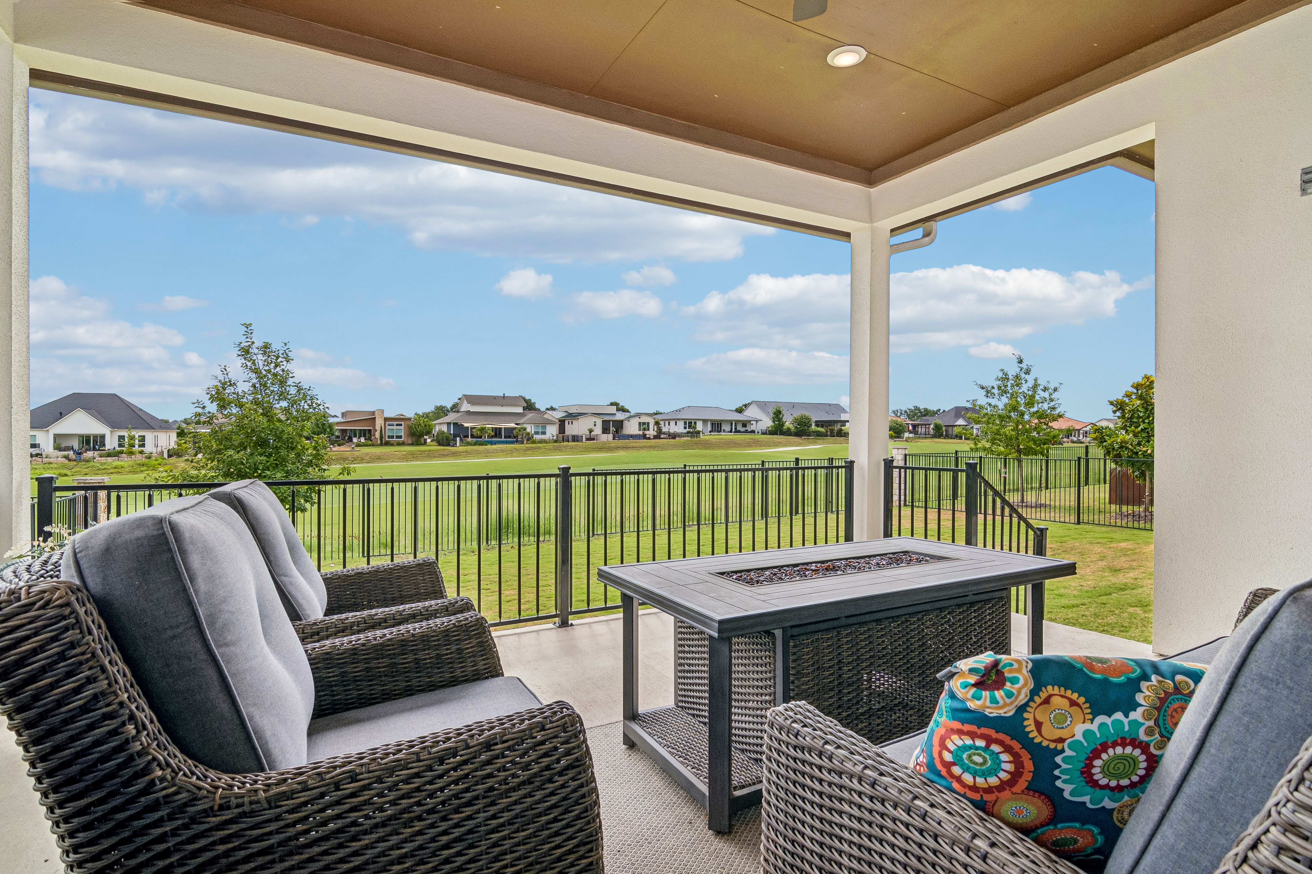  Model-Perfect with Golf Course Views - 物件實景