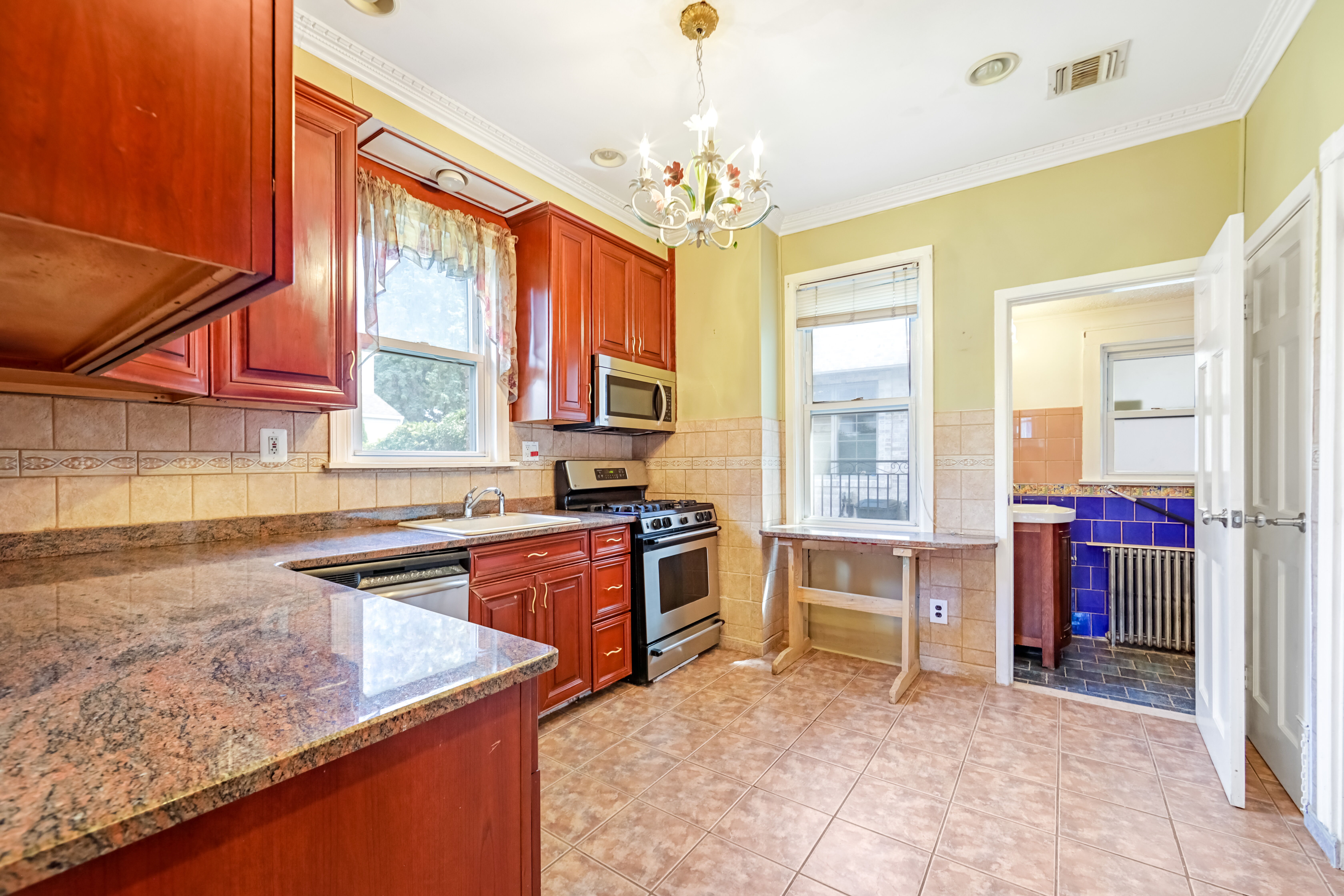 Cliffside Park, New Jersey, 07010, United States, 3 Bedrooms Bedrooms, ,3 BathroomsBathrooms,Residential,For Sale,1980135