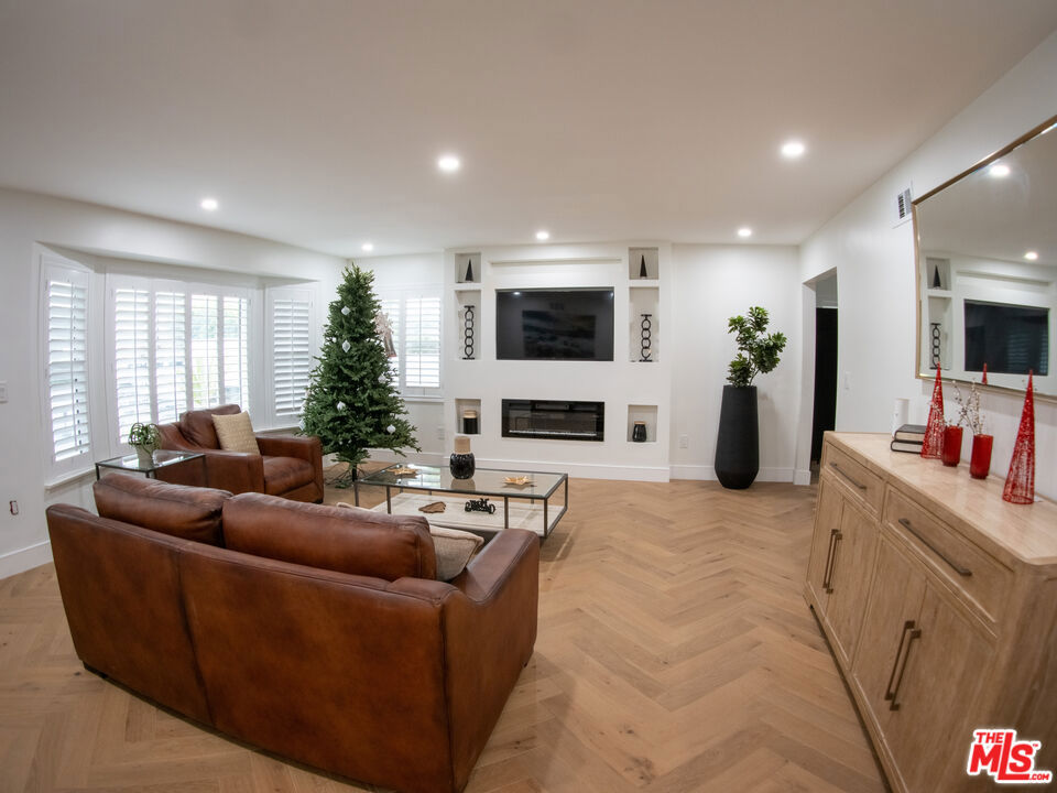 Duarte, California, 91010, United States, 6 Bedrooms Bedrooms, ,3 BathroomsBathrooms,Residential,For Sale,1836068