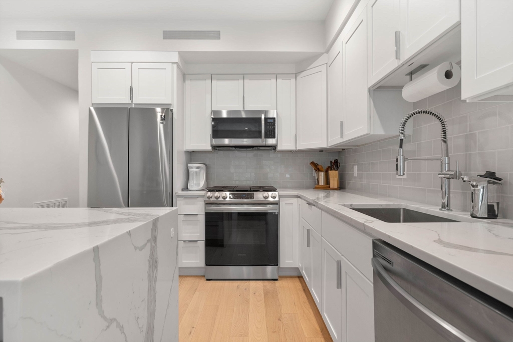 Boston, Massachusetts, 02128, United States, 2 Bedrooms Bedrooms, ,2 BathroomsBathrooms,Residential,For Sale,1984117