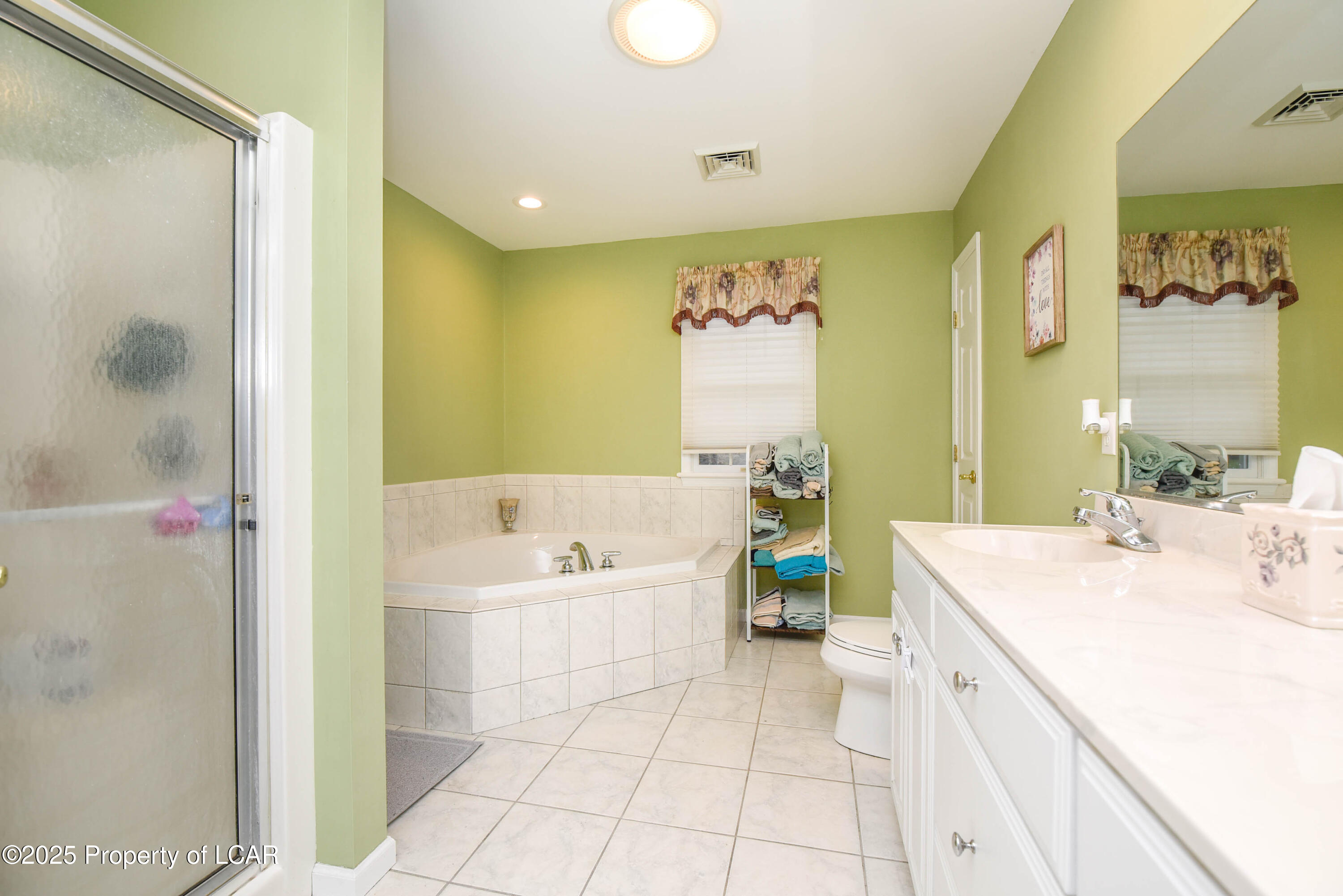 Dallas, Pennsylvania, 18612, United States, 4 Bedrooms Bedrooms, ,3 BathroomsBathrooms,Residential,For Sale,2005553