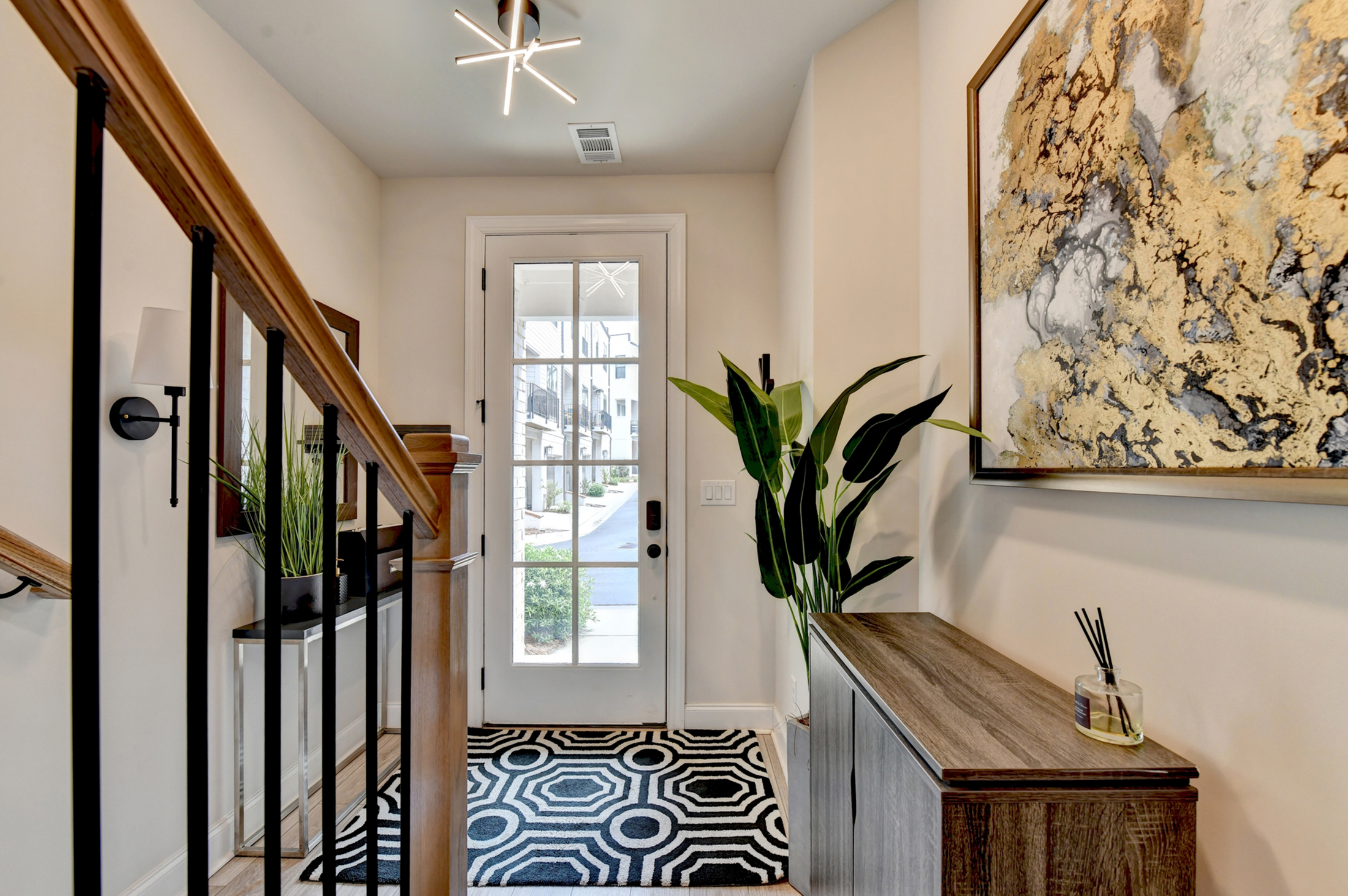  Welcome Home to this Magnificent Three-Story Townhome - 物件實景