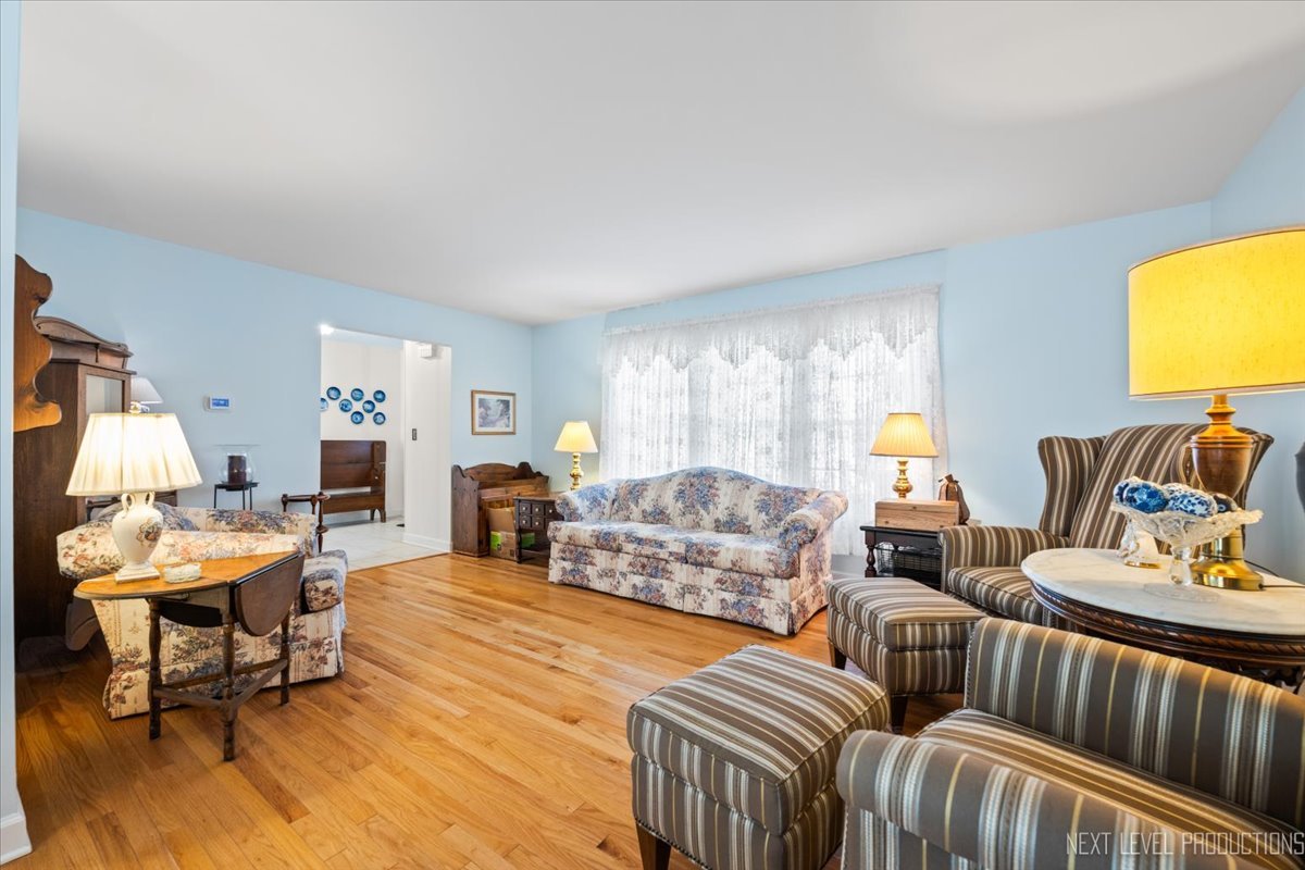 Naperville, Illinois, 60565, United States, 4 Bedrooms Bedrooms, ,4 BathroomsBathrooms,Residential,For Sale,1987037