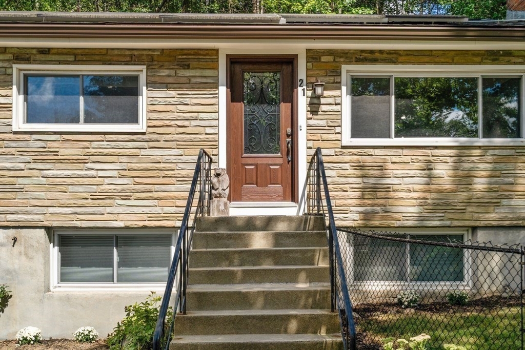 Waltham, Massachusetts, 02453, United States, 3 Bedrooms Bedrooms, ,2 BathroomsBathrooms,Residential,For Sale,1939650